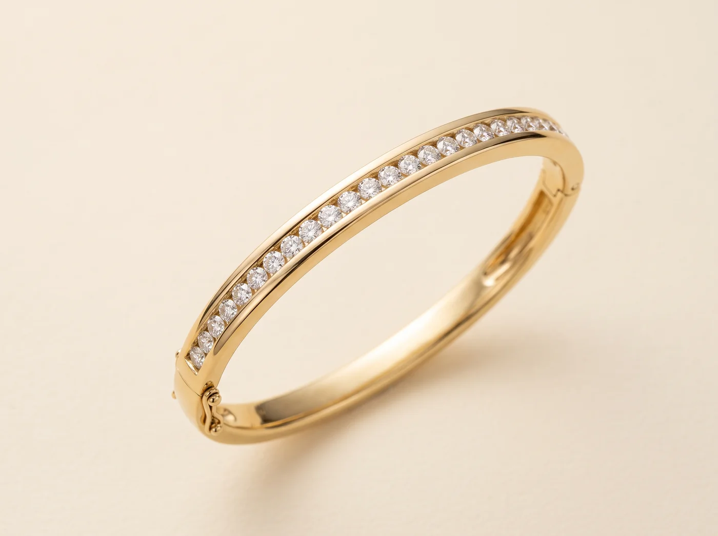 Armreif in Gelbgold mit einer Reihe Brillanten aus dem Sortiment von RT Goldrausch Reutlingen