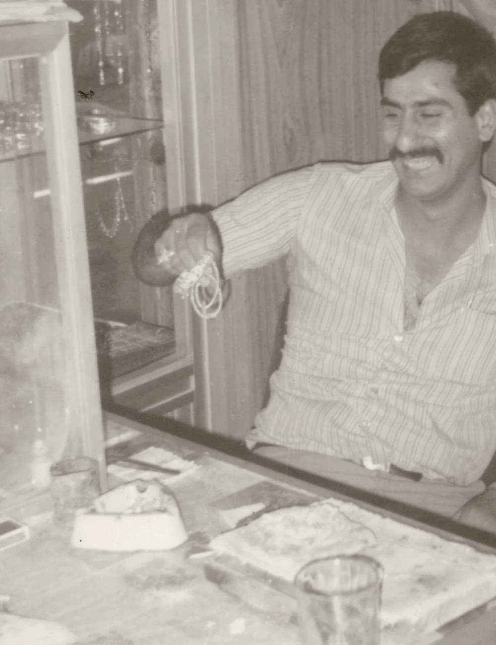 Sameers Vater in seinem Goldgeschäft, eine Goldkette in der Hand