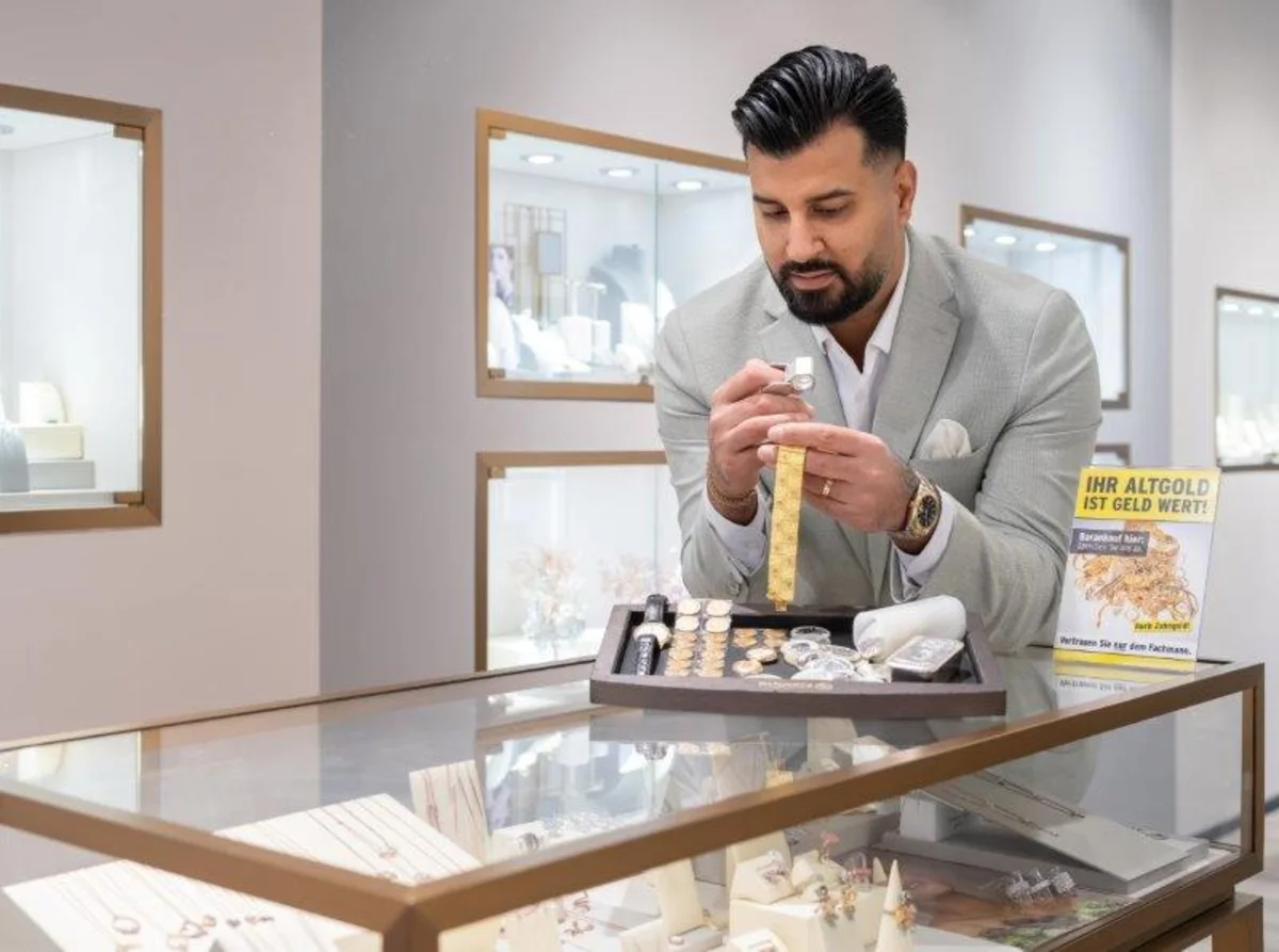 Fachkundige Prüfung von Zahngold an der Vitrine bei RT Goldrausch Reutlingen