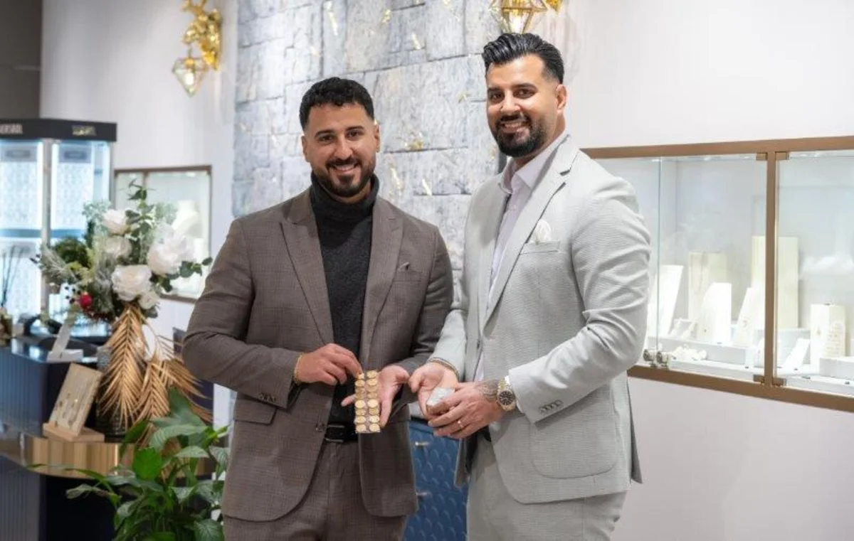 Sameer Alhamd, Inhaber von RT Goldrausch, mit Anlagegold im Geschäft in Reutlingen