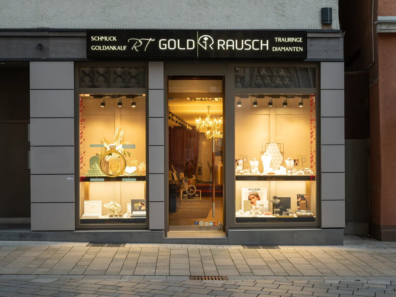 Schaufenster von RT Goldrausch in der Wilhelmstraße 84, Reutlingen, am Abend beleuchtet