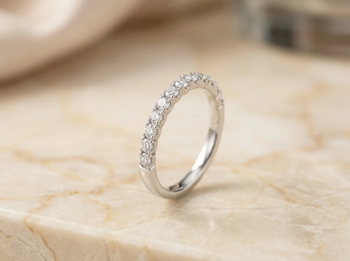 Halb-Memoire-Ring in Weißgold mit Diamanten auf der Oberseite bei RT Goldrausch Reutlingen
